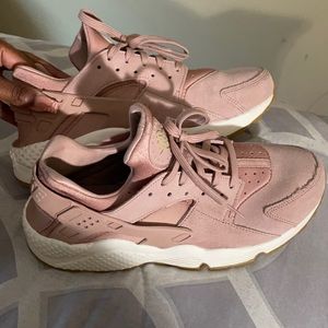 NIKE hurache sneakers